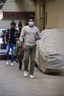 Kiara Advani and Shashank Khaitan snapped at old Dharma office, Khar