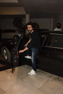 Kartik Aaryan snapped visiting Manish Malhotra's residence