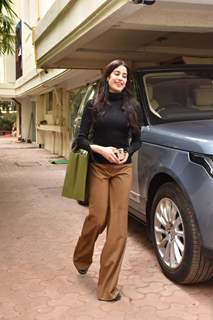Janhvi Kapoor snapped visiting Arjun Kapoor's residence