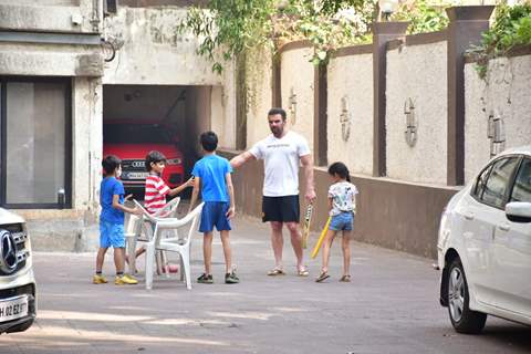 Sohail Khan spotted playing cricket with kids