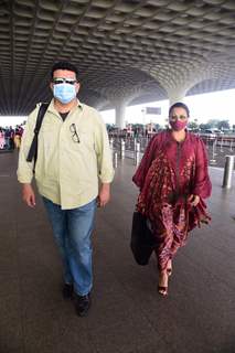 Vidya Balan and husband Sidharth Roy Kapoor snapped at airport