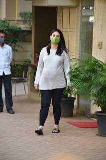 Preggers Kareena Kapoor Khan and Saif Ali Khan snapped at Bandra