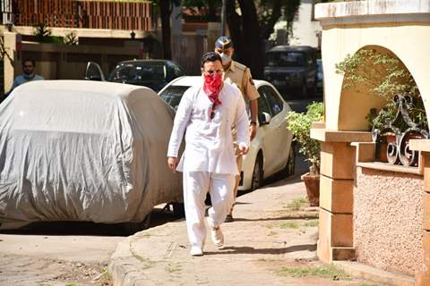 Preggers Kareena Kapoor Khan and Saif Ali Khan snapped at Bandra