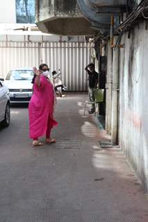 Amrita Singh and Sara Ali Khan snapped at a clinic in Bandra