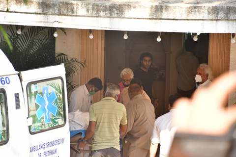 Kapoor family begins Rajiv Kapoor's funeral preparations...