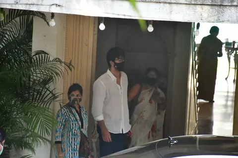 Ranbir Kapoor and Neetu Kapoor arrive for Rajiv Kapoor's funeral
