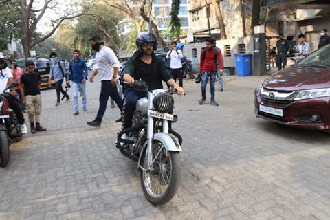 Kartik Aaryan snapped outside dance class in Andheri