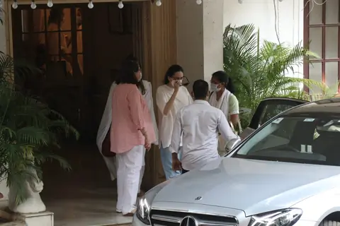 Kapoor Family at late Rajiv Kapoor's chautha in Chembur