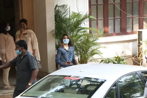 Kapoor Family at late Rajiv Kapoor's chautha in Chembur