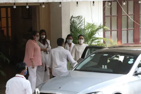Kapoor Family at late Rajiv Kapoor's chautha in Chembur