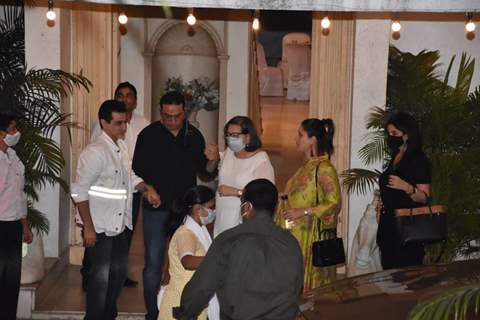 Kareena Kapoor Khan, Sanjay Kapoor and others snapped attending Randhir Kapoor's birthday dinner!