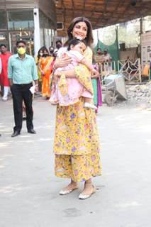 Shilpa Shetty visits Siddhi Vinayak Ganapati Mandir with her daughter Samisha