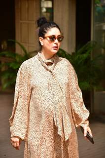 Kareena Kapoor Khan spotted visiting Karishma Kapoor's house 