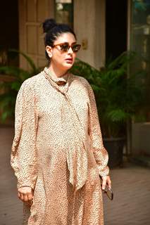 Kareena Kapoor Khan spotted visiting Karishma Kapoor's house 