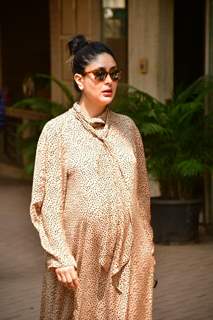 Kareena Kapoor Khan spotted visiting Karishma Kapoor's house 