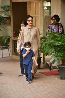 Kareena Kapoor Khan spotted visiting Karishma Kapoor's house 