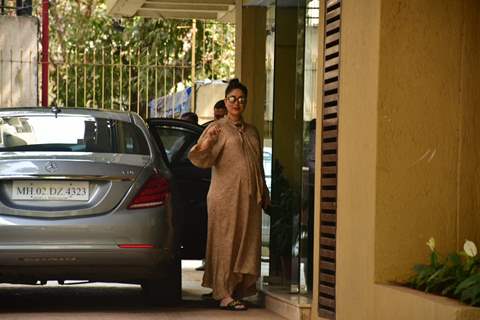 Kareena Kapoor Khan spotted visiting Karishma Kapoor's house 