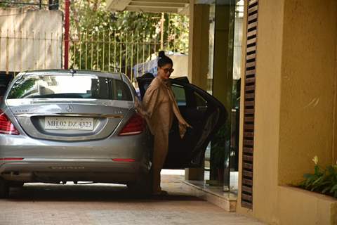 Kareena Kapoor Khan spotted visiting Karishma Kapoor's house 