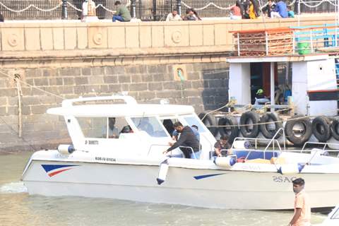 Shah Rukh Khan spotted at Gateway of India