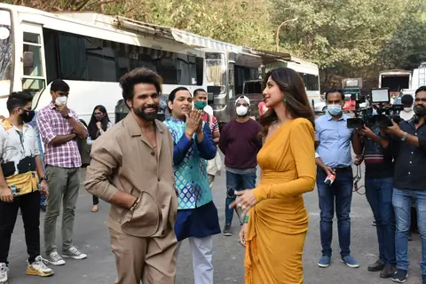 Shilpa Shetty and Rithvik Dhanjani snapped behind the sets of Super Dancer Chapter 4
