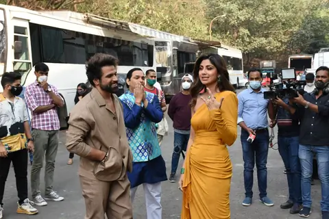 Shilpa Shetty and Rithvik Dhanjani snapped behind the sets of Super Dancer Chapter 4