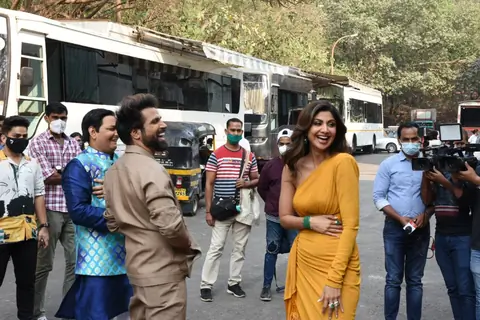 Shilpa Shetty and Rithvik Dhanjani snapped behind the sets of Super Dancer Chapter 4