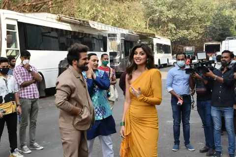 Shilpa Shetty and Rithvik Dhanjani snapped behind the sets of Super Dancer Chapter 4