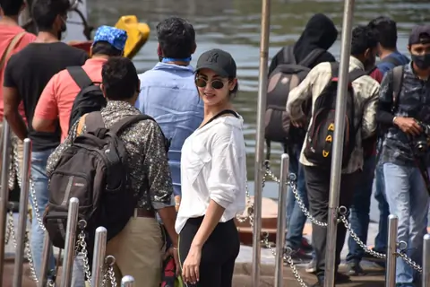 Sonal Chauhan snapped at Versova Jetty