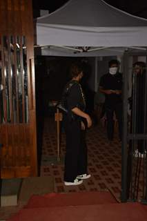 Deepika Padukone snapped leaving Izumi, Bandra
