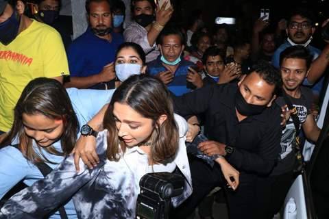 Deepika Padukone mobbed by fans; looks troubled as a women tries to pull her red bag