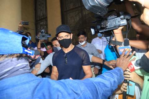 Hrithik Roshan snapped at Mumbai Police Commissioner's office 