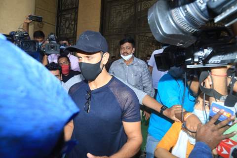 Hrithik Roshan snapped at Mumbai Police Commissioner's office 