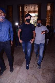 Hrithik Roshan snapped at Mumbai Police Commissioner's office 