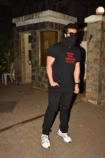 Arjun Kapoor snapped visiting Kareena Kapoor Khan's residence!