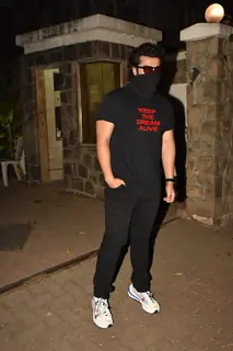 Arjun Kapoor snapped visiting Kareena Kapoor Khan's residence!