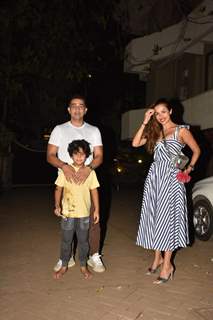 Malaika Arora snapped visiting Kareena Kapoor Khan's residence!