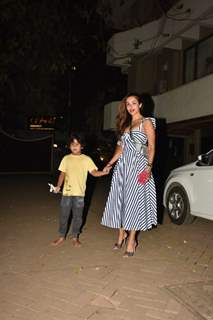 Malaika Arora snapped visiting Kareena Kapoor Khan's residence!