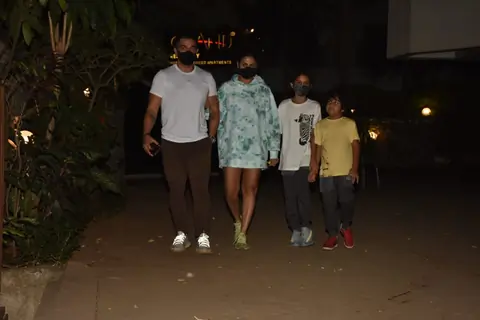 Amrita Arora snapped visiting Kareena Kapoor Khan's residence!