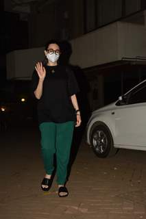 Karisma Kapoor snapped visiting Kareena Kapoor Khan's residence!