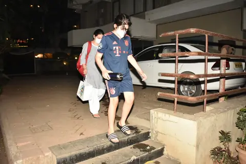 Arjun, Malaika, Karisma, Amrita visit Kareena Kapoor Khan's residence!