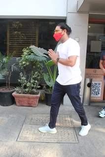 Yuvraj Singh spotted at Salt and Water cafe in Bandra