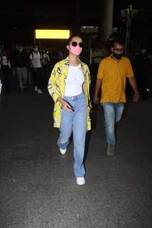 Shraddha Kapoor snapped at Mumbai airport after celebrating her birthday in Maldives!