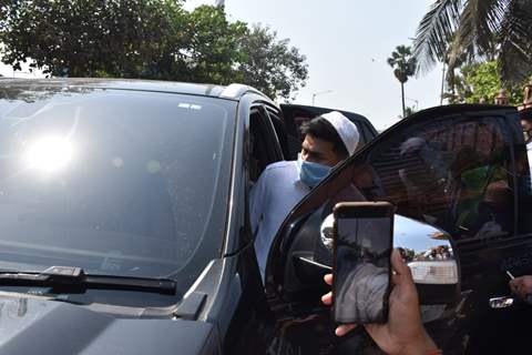 Gauhar Khan at her Father's funeral with her family! 