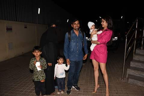 Janhvi Kapoor poses with her assistant's baby at Roohi screening 