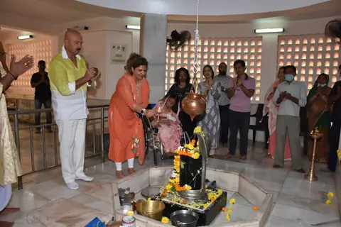 Rakesh Roshan and family attend Shivratri Puja in Panvel! 