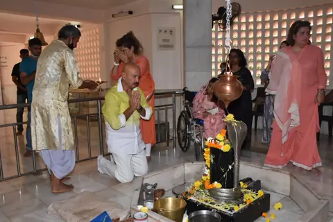 Rakesh Roshan and family attend Shivratri Puja in Panvel! 