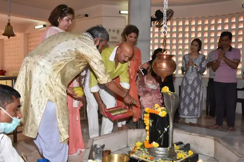 Rakesh Roshan and family attend Shivratri Puja in Panvel! 