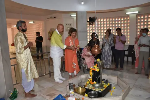 Rakesh Roshan and family attend Shivratri Puja in Panvel! 