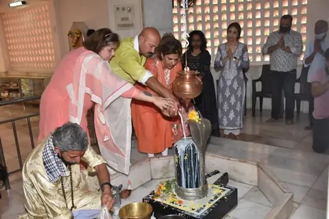 Rakesh Roshan and family attend Shivratri Puja in Panvel! 