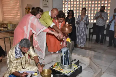 Rakesh Roshan and family attend Shivratri Puja in Panvel! 
